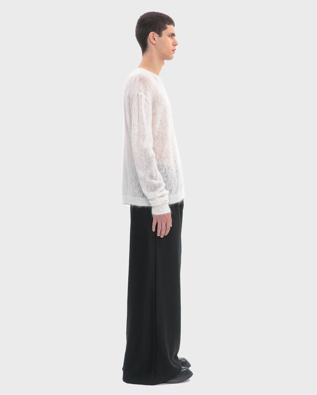 LIGHTWEIGHT SLIM FIT KNITWEAR